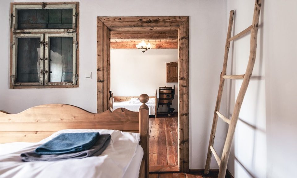 dzikie-roze-pokoj-z-okienkiem-1