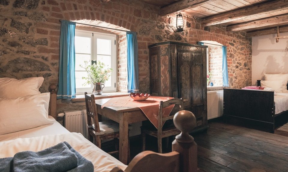 dzikie-roze-pokoj-kamienny-06